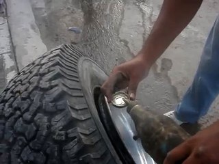 Así es como se logra inflar un caucho usando un poco de gasolina