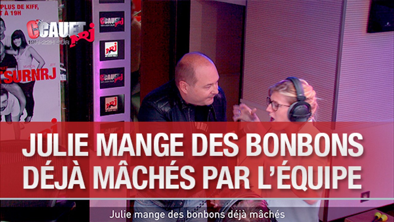 Julie mange des bonbons déjà mâchés par l'équipe - C'Cauet sur NRJ