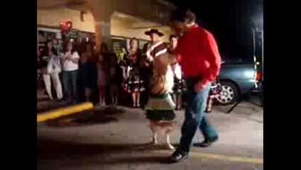 Perro bailando merengue - IMPRESIONANTE!!