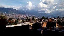 Kfir volando sobre Medellín