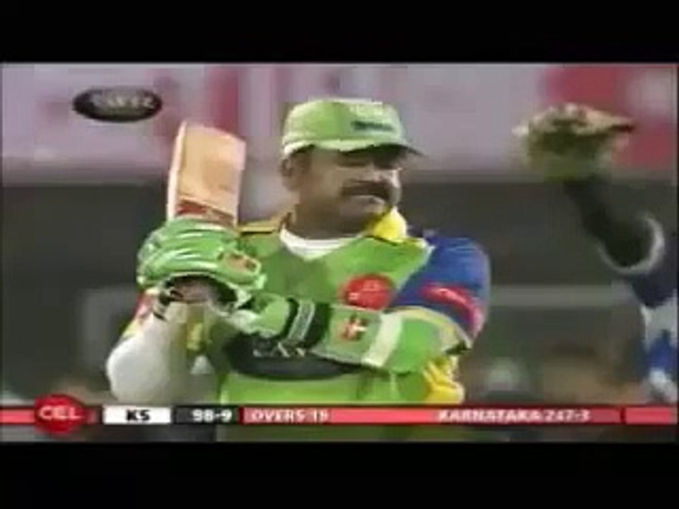 Funny batting of mohanlal in CCL match against karnataka mp4