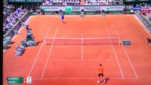 Maradona fait une petite démo à djokovic avec une balle de tennis