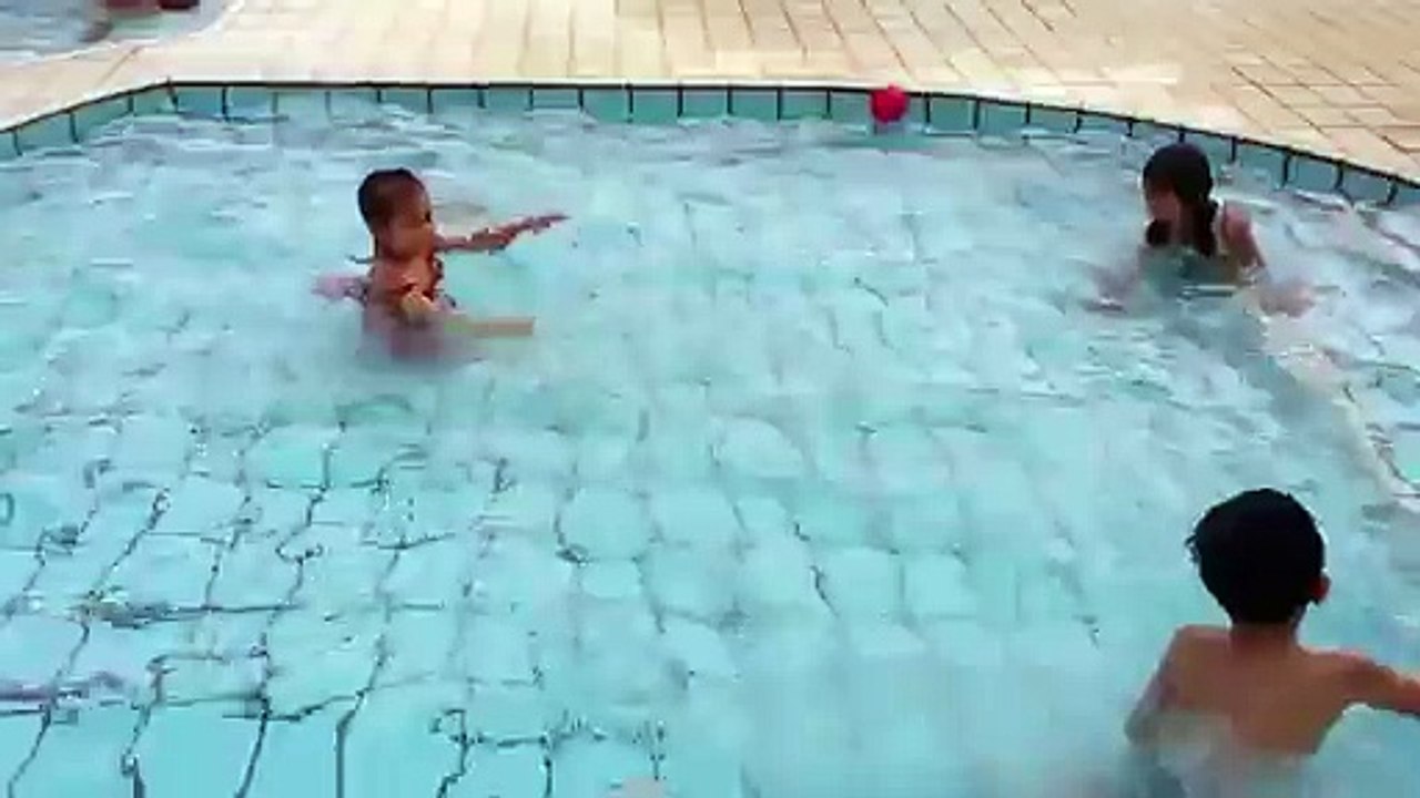 kakak isya swimming