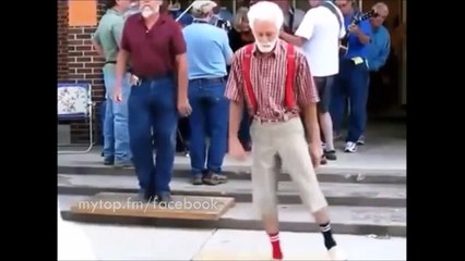 Ces Papy danse d'une Façon vraiment très Étrange en pleine Rue