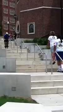 Ce Policier tombe du Haut des Escaliers