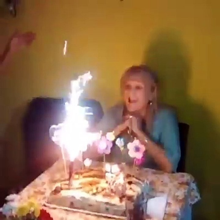 Queman a su abuela en su cumpleaños - 100% REAL