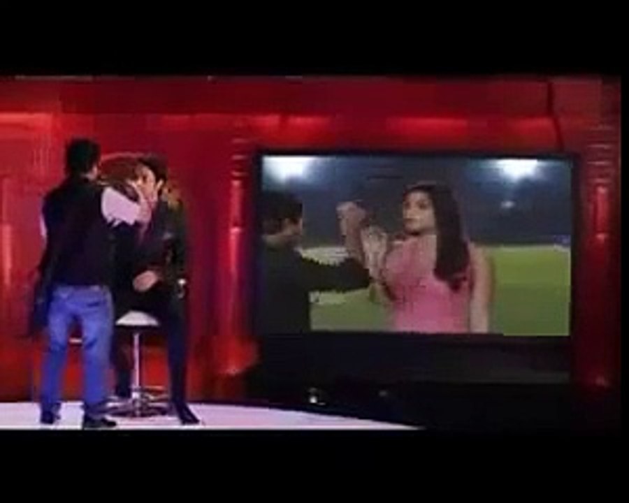 ئی پی ایل لائیو میچ کے دوران کیمرامین کیمرا بینڈ کرنا بھول گیا اور آگے کیا کچھ ہوگیا؟ ویڈیو دیکھیںIPL Anchor Archana Romantic Talk Off the Camera THE Social E
