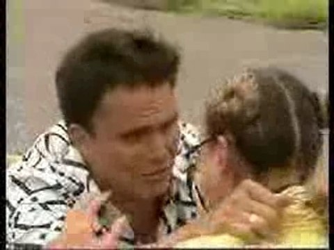 Valentina consuela a Orestes