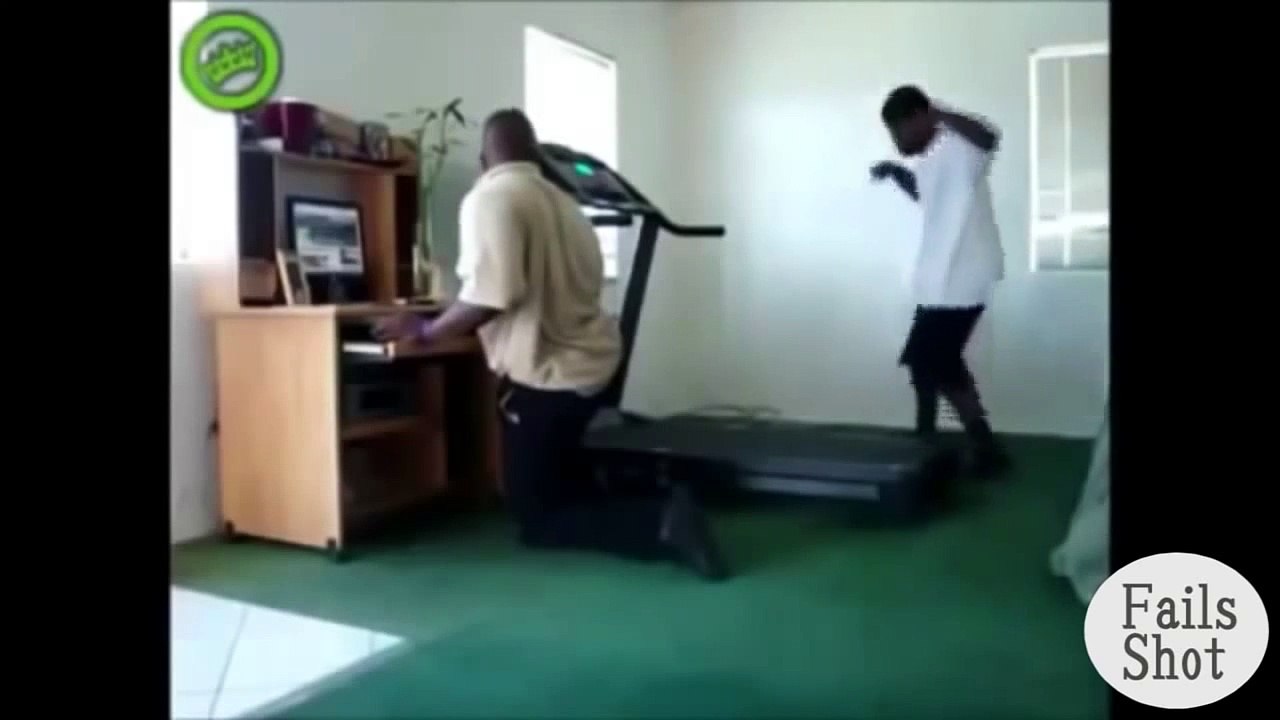 【放送事故レベル】ランニングマシーンでハプニングまとめ　Treadmill FAILS Com...