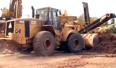 Cat 966G wheel loader moving dirt