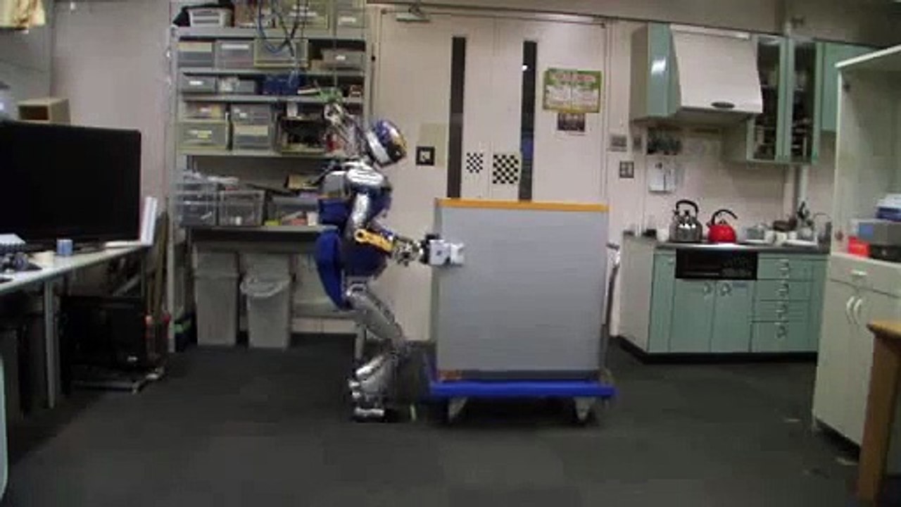 Des robots japonais portent des objets très lourds.