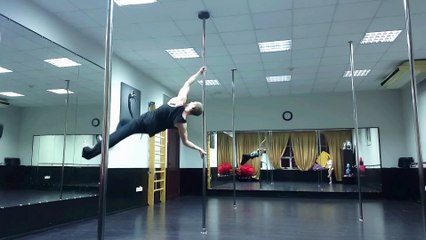 Démo de pole dance DINGUE : Den Romanov marche dans les airs