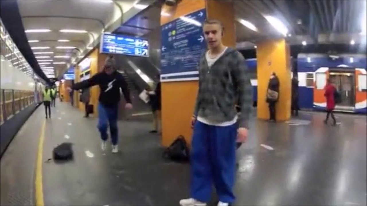 FAIL RER : petit salto dans le RER et hop, le sac qui passe sous les rails... Boulette