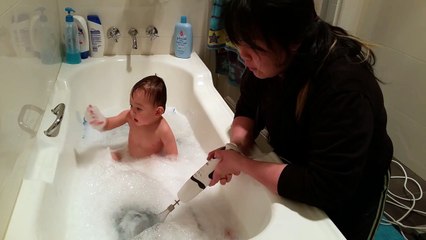 Wat a Dance ! Baby bubble dancing