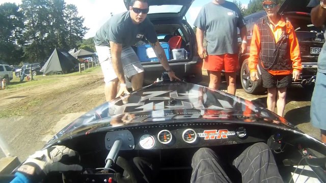 Un superboat de 900 CH prend les virages à une vitesse fulgurante