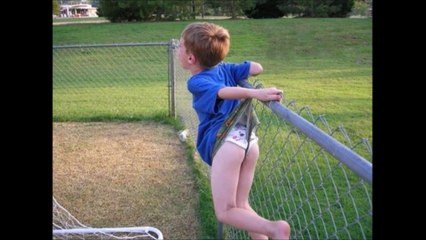 Des enfants qui ont réussi à se coincer et qui réclament notre aide