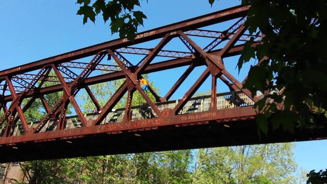 Ils célèbrent le Memorial Day en sautant depuis des falaises