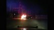 Un policier sauve un conducteur coincé dans son véhicule en feu