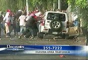 Destruyen unidades móviles de canales de tv en disturbios en