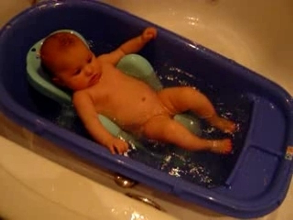 Charlotte dans le bain (28-03-07)