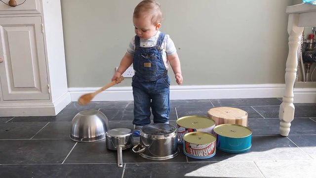 Un très jeune batteur : enfant de 1 an qui joue de la batterie sur des casseroles - Stop motion