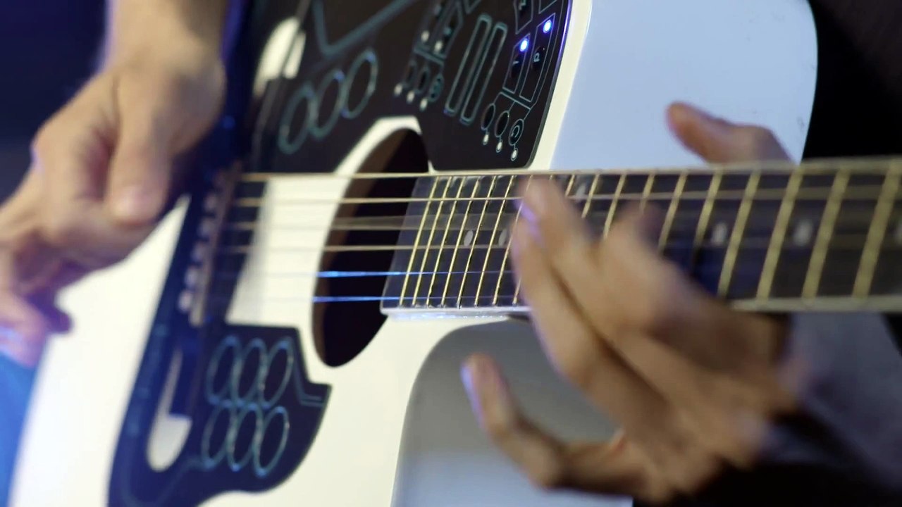 Tout faire avec une guitare : batterie, keyboard... la première guitare MIDI avec un controleur sans fil