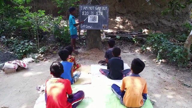 Tellement choquant : Un prof apprend à des enfants indiens à dire je ne suis pas gay mais 20$ c'est 20$...