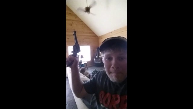 La blague qui ne plait pas du tout au petit frère! C'est pour ça que maman t'aime pas