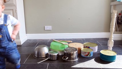 Un très jeune batteur  enfant de 1 an qui joue de la batterie sur des casseroles - Stop motion