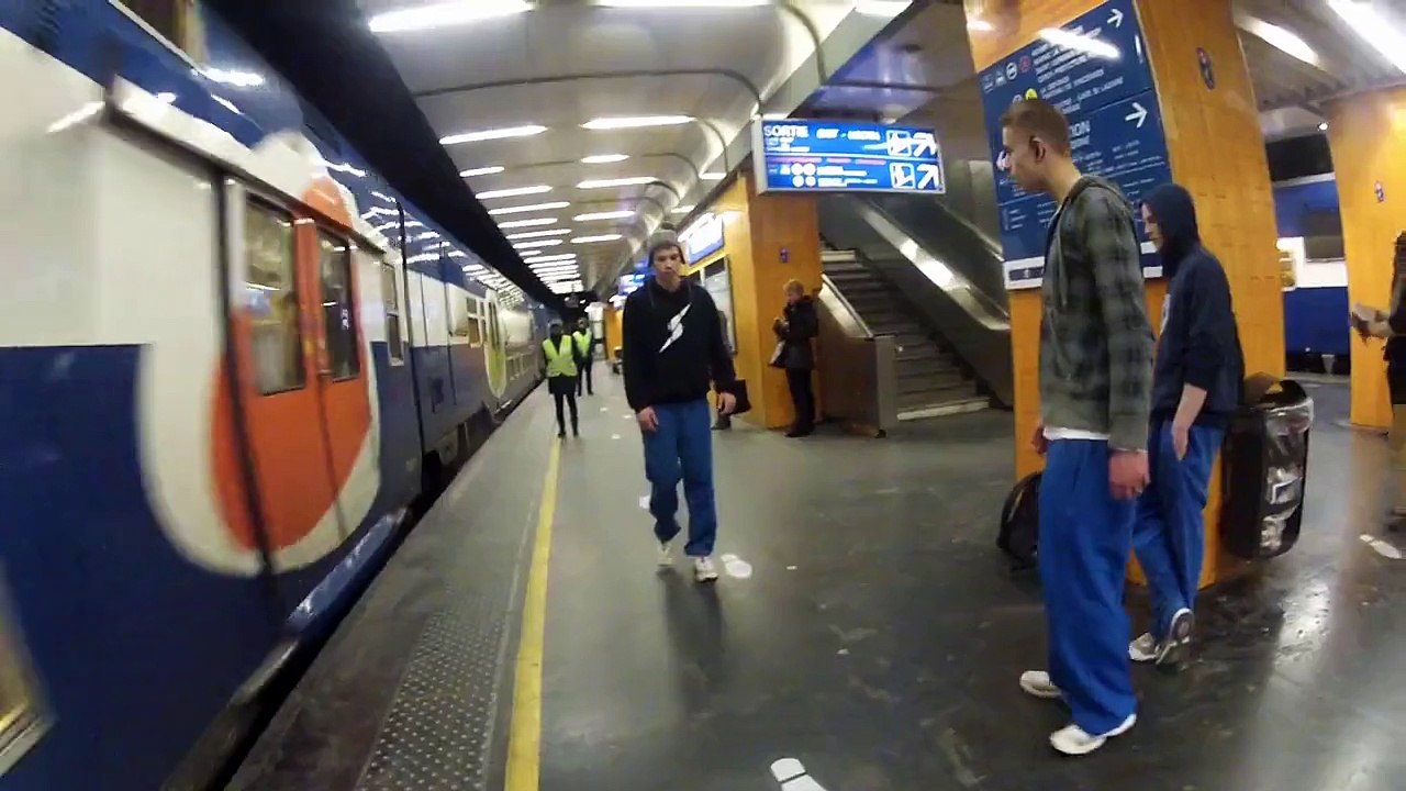 Superbe salto sur le quai d'un RER...