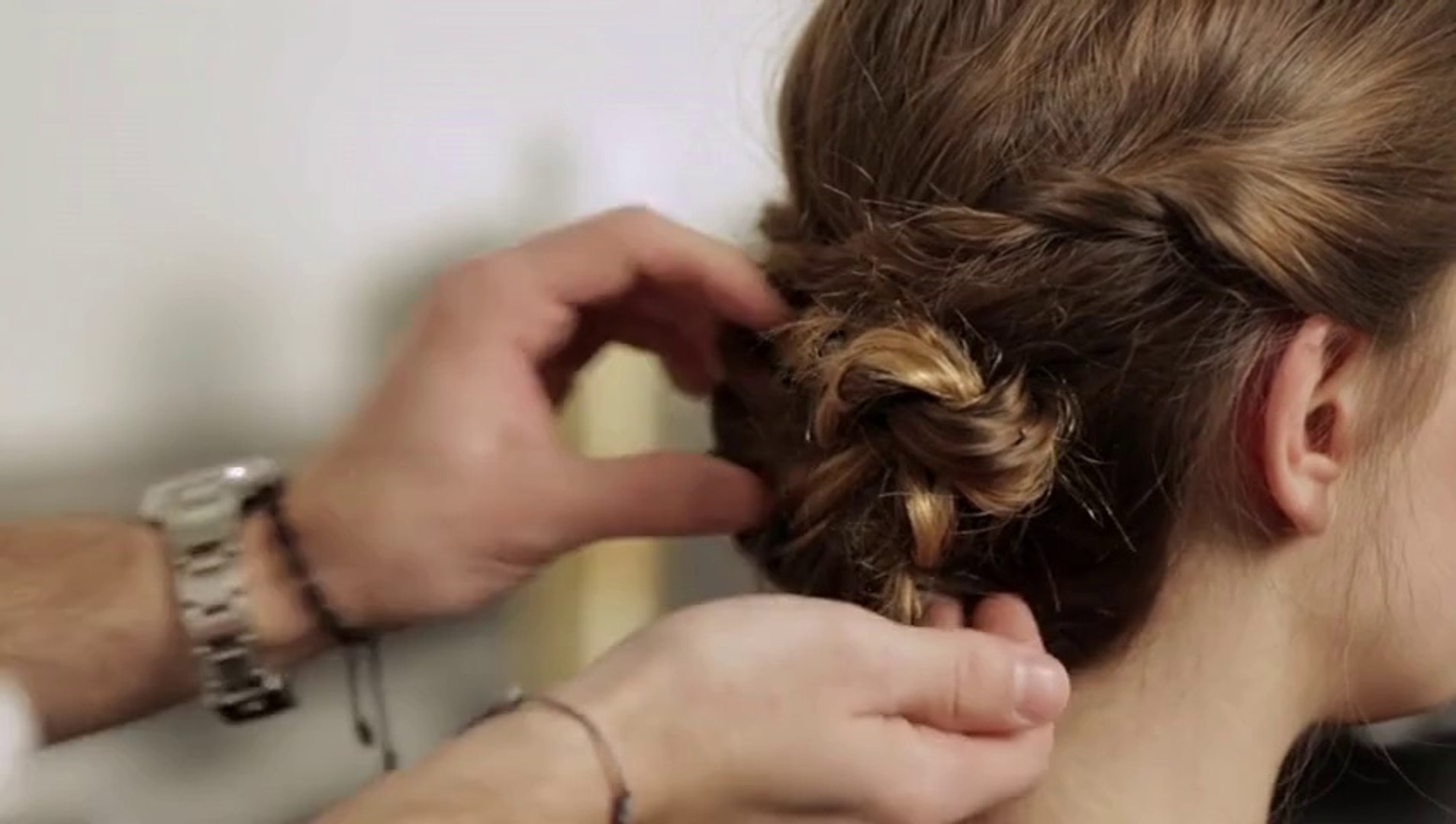 Comment faire un chignon bas ? - tuto coiffure - Vidéo Dailymotion