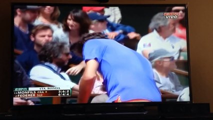 Roland Garros : un avion survole le central à l'envers