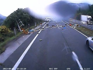 閲覧注意　高速道路　事故　ドライブレコーダー　人が車外に投げ出される瞬間　とくダネでOAされました