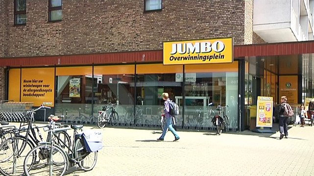 We zien een verdachte persoon, die iets neerlegt bij het raam - RTV Noord