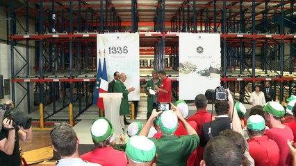 Hollande, chez les ex-Fralib, adresse des signes à la gauche