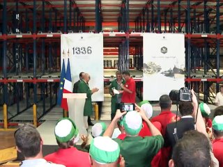 Hollande en visite surprise chez les ex-Fralib, donne des signes à la gauche