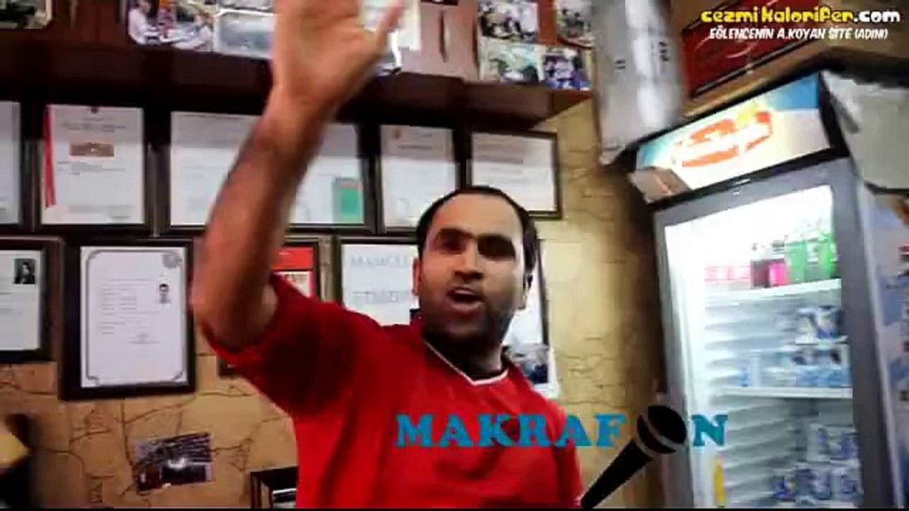 Kamerayı Görünce Coştukça Coşan Adam - Kankaa