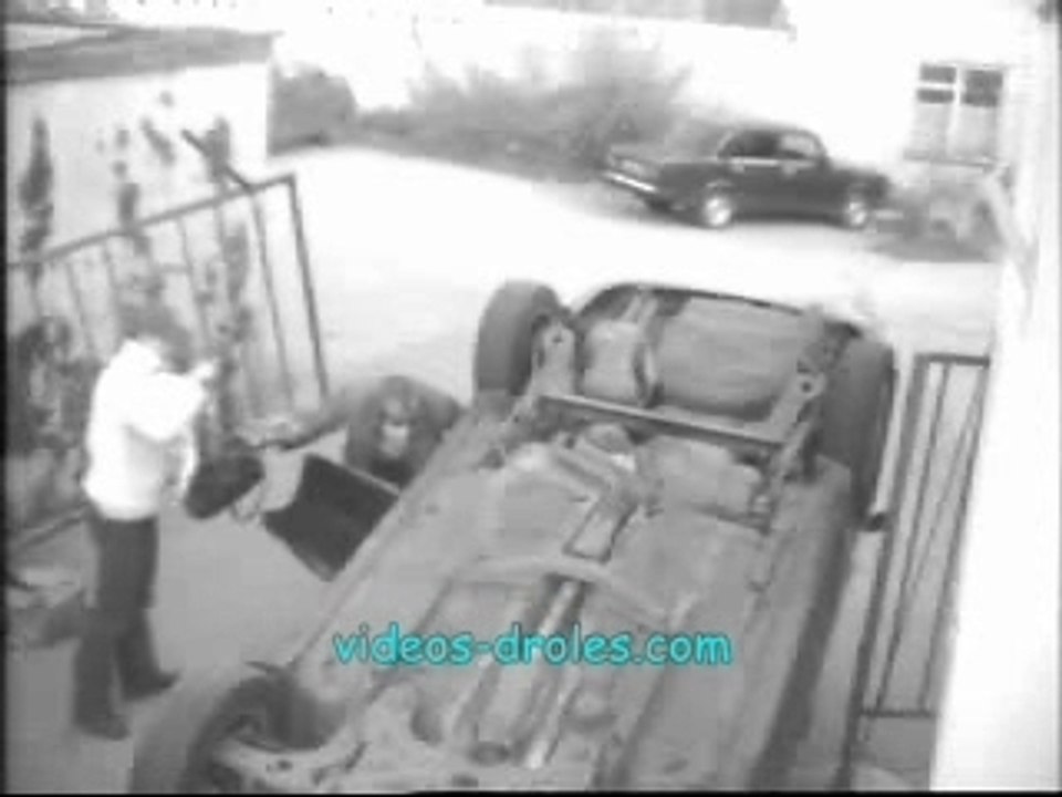 Femme au volan accidan au tournant lool