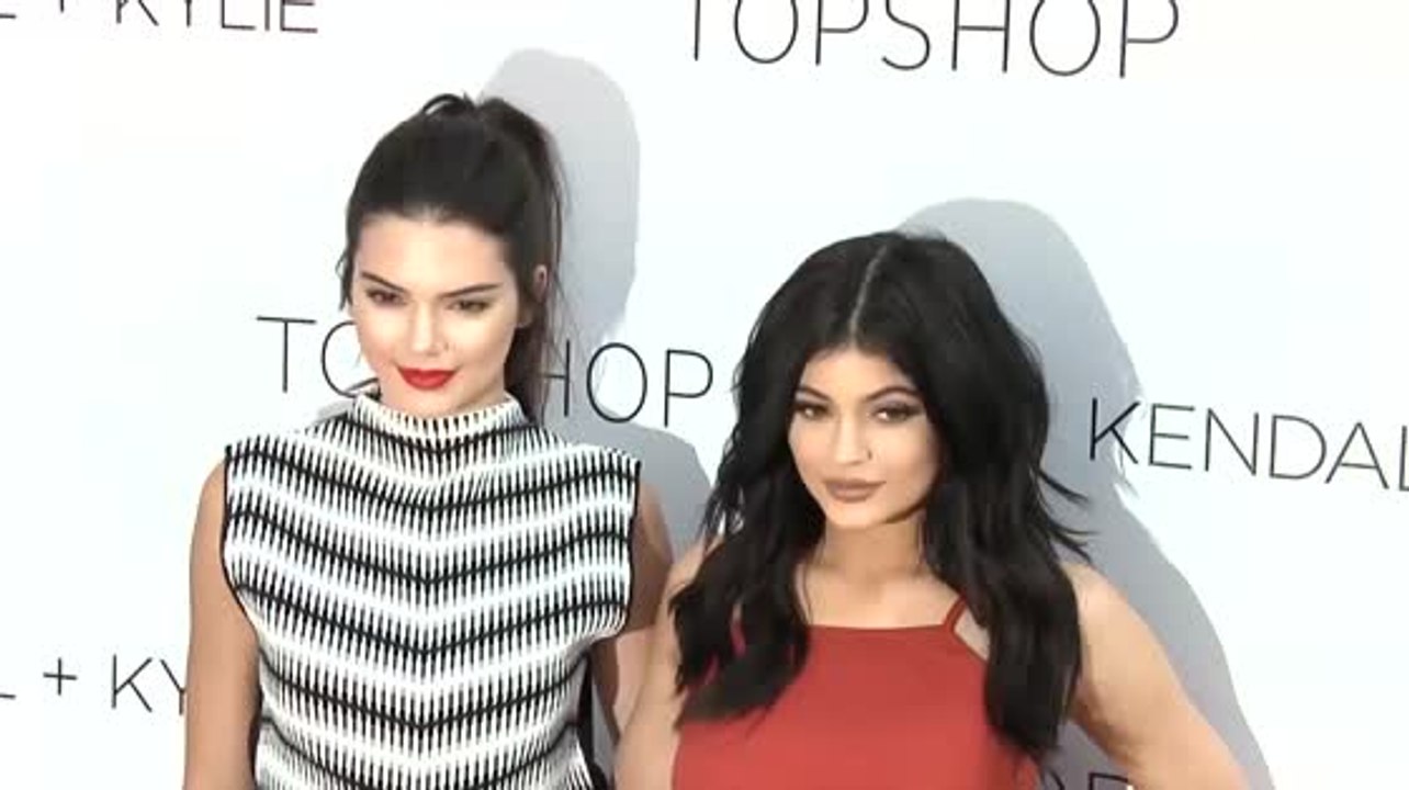 Kendall und Kylie Jenner veröffentlichen ihre Topshop Kollektion in LA