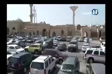 لحظة تفجير الانتحاري نفسه و هو متنكراً بزَي امراة بمسجد في السعودية