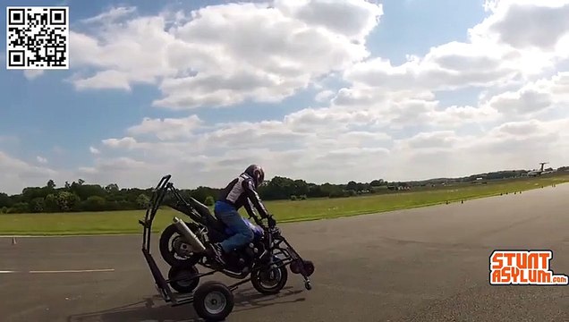 Engenhoca faz com que iniciantes aprendam a fazer manobras radicais com moto sem cair