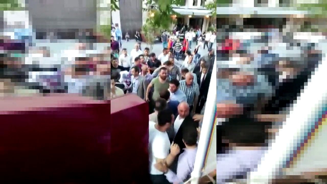 AKP'li vekilin koruması protestocuya kafa attı!
