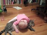 Una bambina e il suo gatto: tormento!