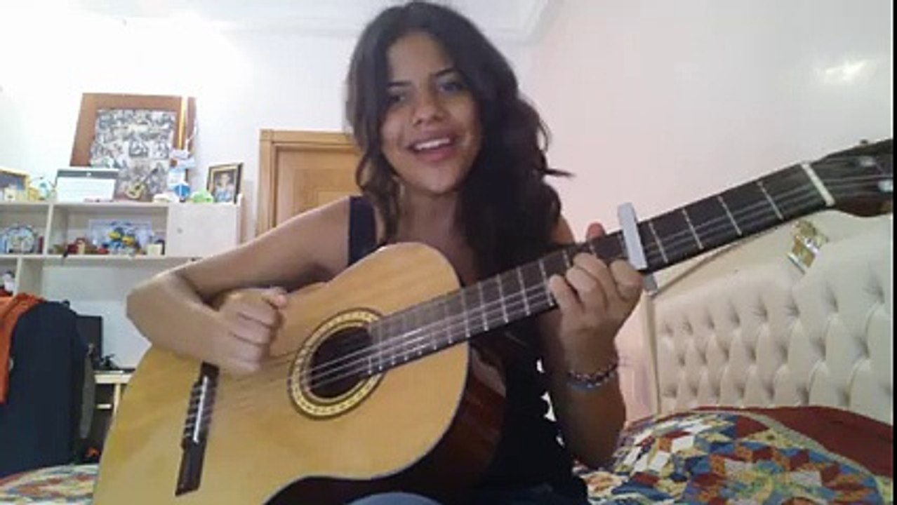 تونسية و زيدها قيتار و تغني أمان أمان يا لماني  قلبي الصغير لا يتحمل