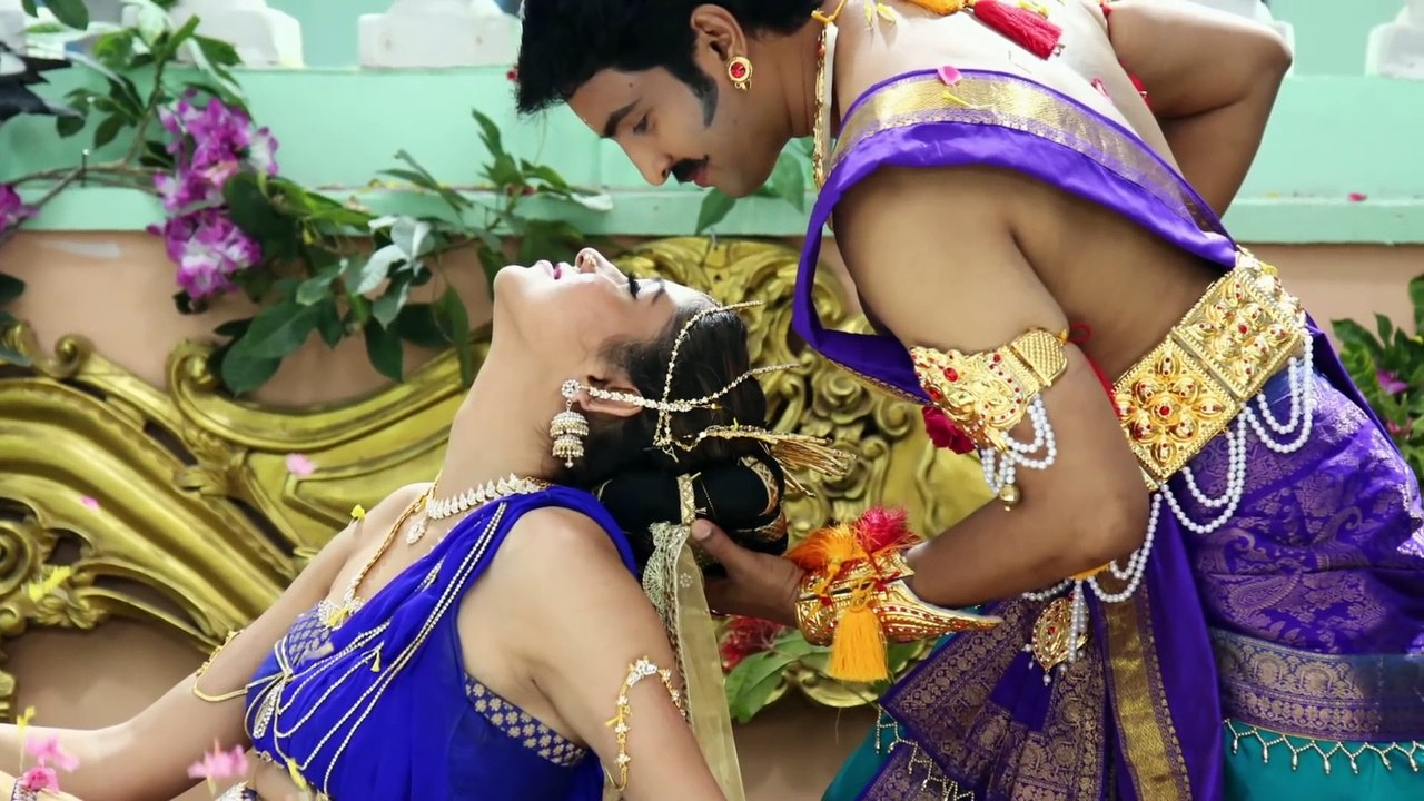 Innimey Ippadithaan - Azhaga Aanazhaga Lyric - Santhanam, Ashna Zaveri - YouTube