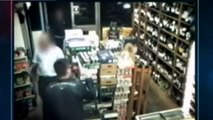 [RAW] Thief Puts Shopkeeper In A Trance And Robs Him | Thief Hypnotizes Man Before Robbing Him
