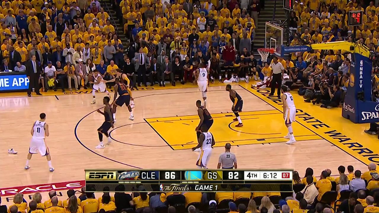 Andre Iguodala marque à trois points avec une seule chaussure