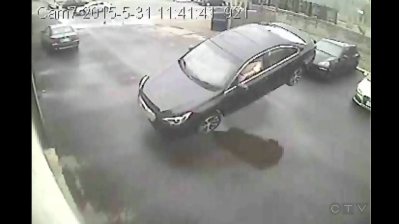 Une voiture vole et se crashe dans un mur : accident de dingue