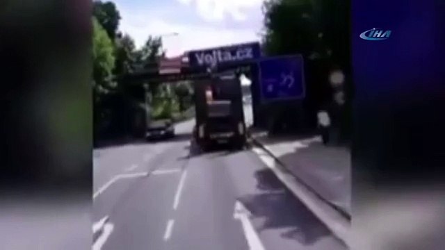 TIR üst geçide çarptı