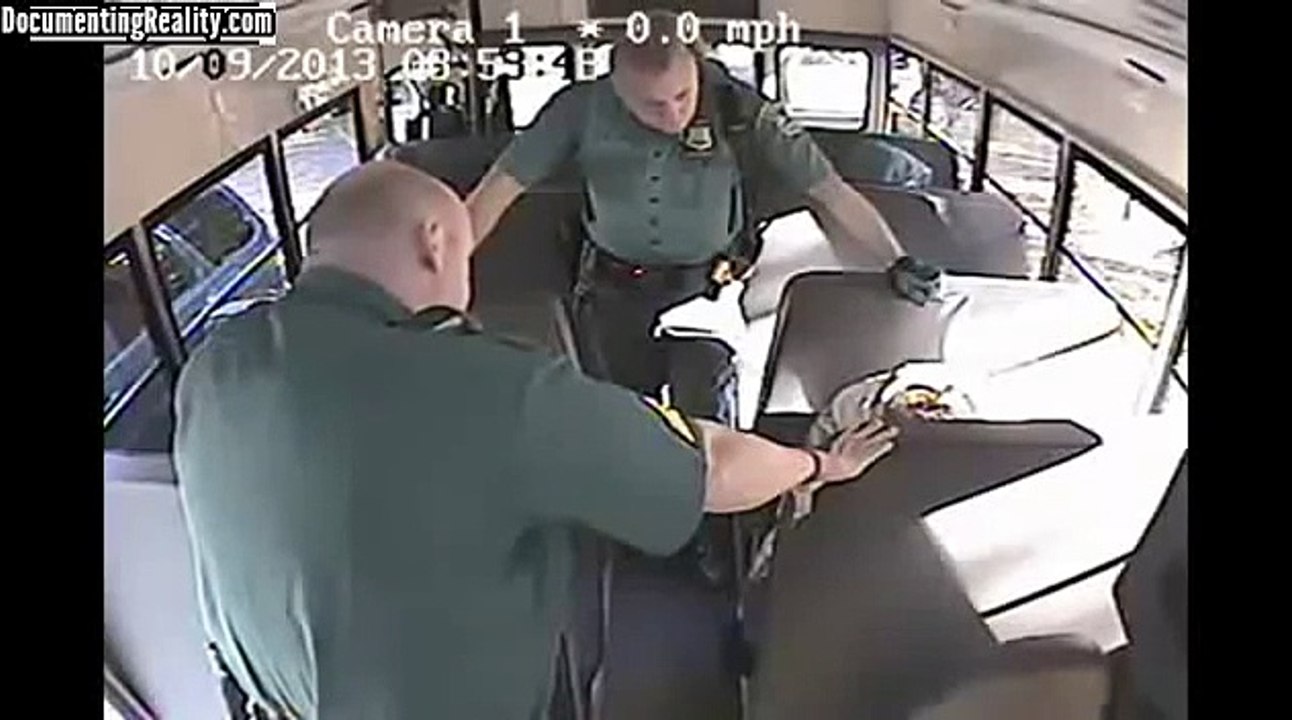 Des policiers cassent le bras d'un ado pendant une arrestation!